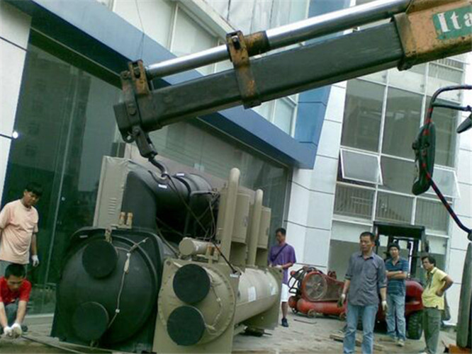 天山区随车吊和汽车吊的核心区别是什么？哪种更省钱？