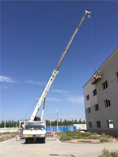 天山区“轻装强干”—— 吊车的 “轻量化臂架” 技术